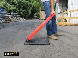 מעמד עם בסיס כבד ופאנל אזהרה
