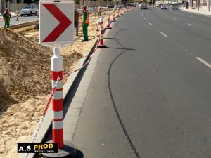 עמודי סימון ניידים גובה 120 עם שלט