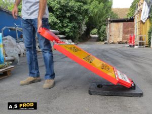 מעמד עם בסיס כבד ופאנל