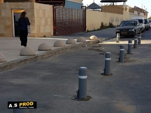 עמוד חסימה 6 צול בקצה מדרכה