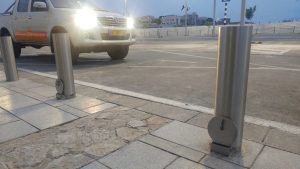 עמוד חסימה לרכב עם תושבת נשלפת