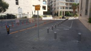 עמודי חסימה + שרשרת פלסטיק + עמודים גמישים + מפרידי נתיבים