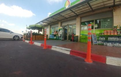 היכן נחוץ עמוד גמיש לחניה?
