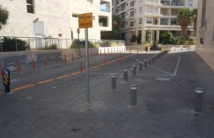 עמודי חסימה לרחבות כיבוי אש