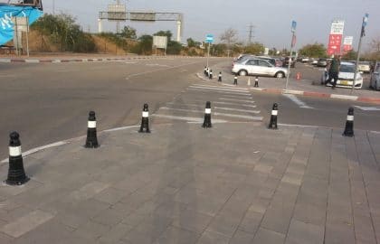 היכן מציבים עמוד למניעת חניה?